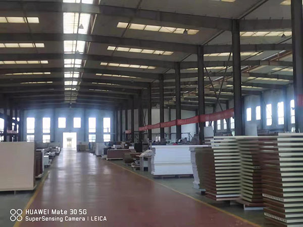 海螺樹脂板生產(chǎn)車間