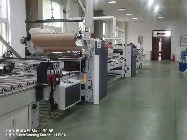 海螺樹脂板生產(chǎn)車間