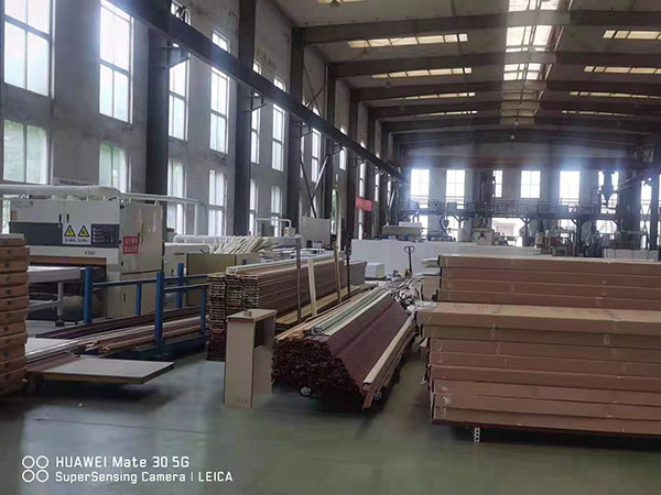 海螺樹脂板生產(chǎn)車間