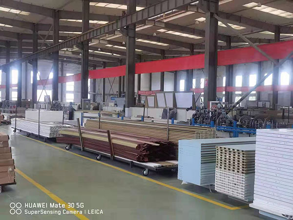 海螺樹脂板生產(chǎn)車間