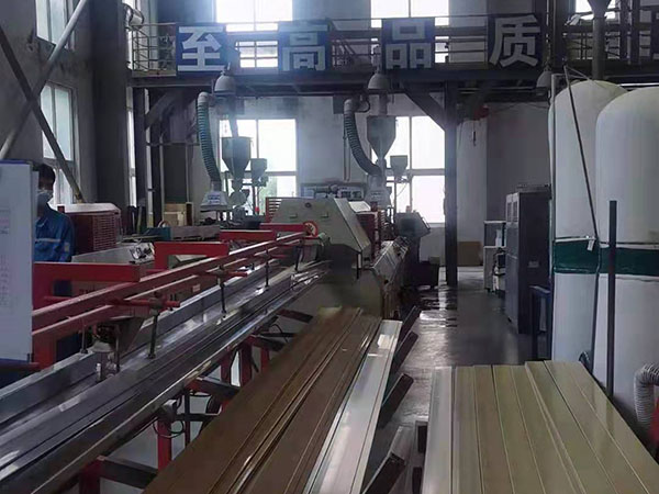 海螺樹脂板生產(chǎn)車間