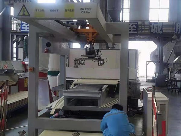 海螺樹脂板生產(chǎn)車間