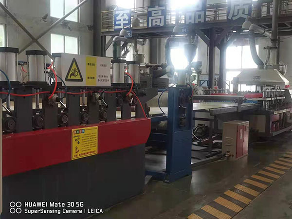 海螺樹脂板生產(chǎn)車間