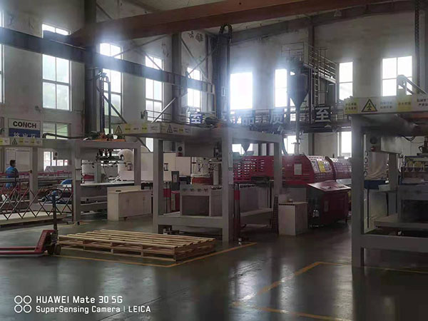 海螺樹脂板生產(chǎn)車間