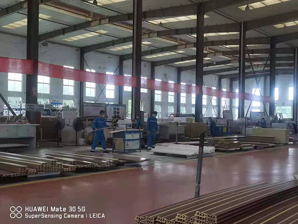 海螺樹脂板生產(chǎn)車間