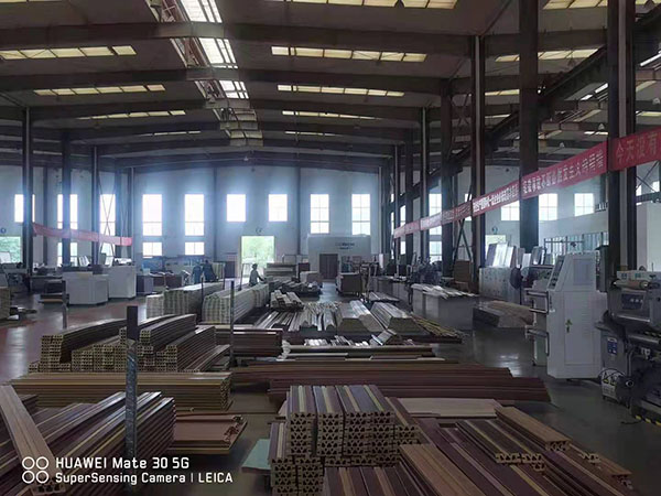 海螺樹脂板生產(chǎn)車間