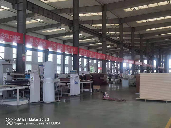 海螺樹脂板生產(chǎn)車間